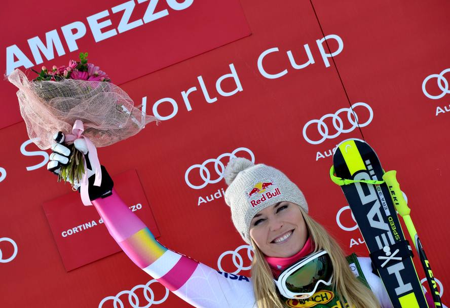Fiori e sorrisi per Lindsey Vonn. Con la vittoria di oggi in Super-G a Cortina d’Ampezzo  arrivata a quota 63 in Coppa del Mondo. Il record di Annemarie Proell  battuto! (Afp)